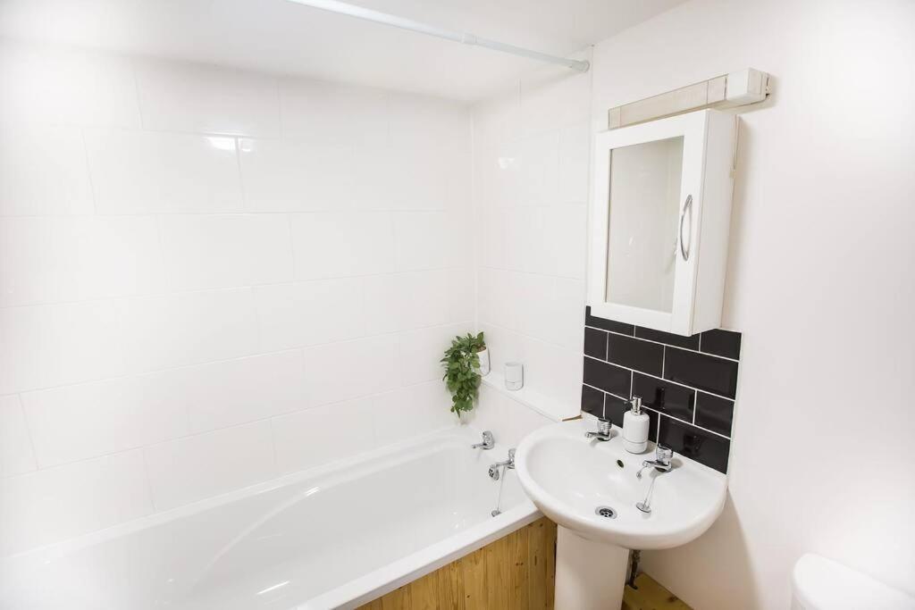 The Basement Apartment Exeter Exterior photo
